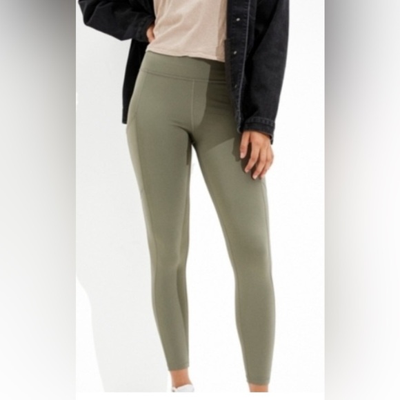 American Eagle Outfitters Pants - American Eagle Lightweight Everything Legging – Hiker Olive, Size Medium (NWT)